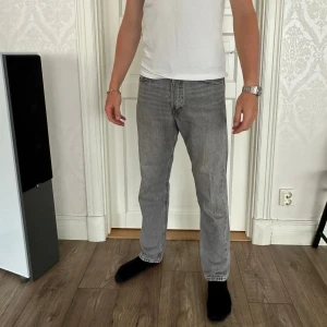 Jack and Jones jeans  - Jack and Jones jeans  Storlek 31/32  Skick 8/10  Färg ljus grå  Modellen är 188cm och väger 77kg 