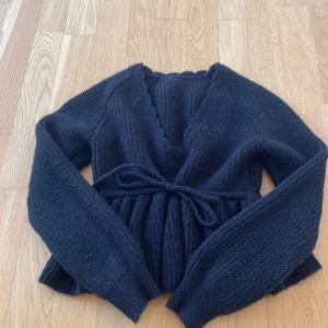 Priset kan diskuteras. - Säljer denna stickad tröjan då jag inte använder den. 