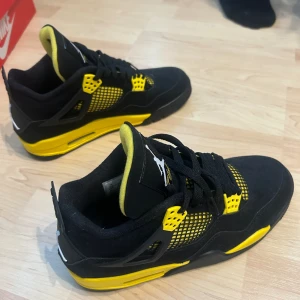 Jordan 4 - Jordan 4 oanvända. Storlek 43. Ingen låda.  Säljer för 3000