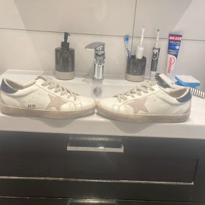 Golden Goose🤩🤩 - Hej, Säljer nu dessa svinfeta golden goosen i storlek 43. Den är i hyfsad skick med bara några små defekter nypris 3500! 😎 DM vid funderingar!