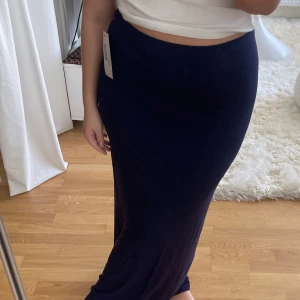 Helt ny långkjol💙 - Långkjol från Nelly. Aldrig använd och med prislapp på. Se denna och färg bättre på bild 2☺️☺️