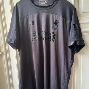 Liverpool limited edition  - Liverpool Hemmatröja Blackout 2019/20 LIMITED EDITION Endast testad  XXL  Hund finns i hemmet  Skicka meddelande för mer info, mått och bilder :)