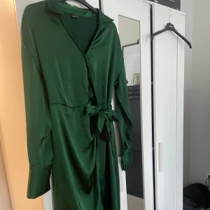 Klänning  - Grön satin klänning, lång! St 40 från gina 