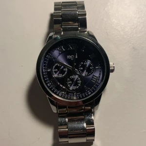 Klocka - Hej, säljer nu min klocka som är ifrån Regal, köpt på ur&penn. Den är i fint skick och har inga repor eller sprickor. Säljs pågrund av den inte har kommit till användning på ett tag. Ställ frågor om ni är intresserade, pris kan vara diskuterbart/