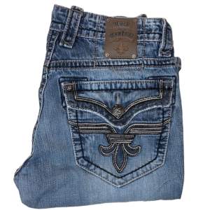 Rock Revival jeans Straight fit. W31 [Ytterbenslängd 109cm] [Innerbenslängd 82cm] [Midja 41cm] [Benöppning 21,5cm]