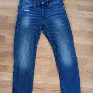 G star Raw Jeans mörkblå - Slim fit jeans  29 W 30 L  Nästintill perfekt skick. Använts väldigt få gånger.