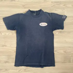 Manastash hemp tour 1998 t-shirt. Rare tröja med galen fade och disstressing. Väldigt unik och du kommer inte hitta någon annan med samma. Köpt från Ettresex i Stockholm.