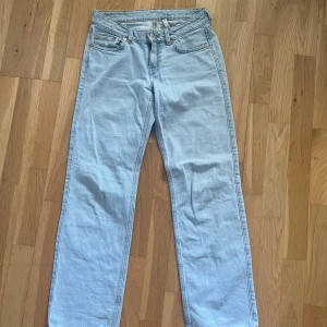 arrow jeans-weekday - raka lågmidjade jeans från weekday i modellen arrow. Jeansen har broderier på båda de bakre fickorna samt den högra främre fickan. Jeansen är 25 inches i midjan och 30 inches i längden.