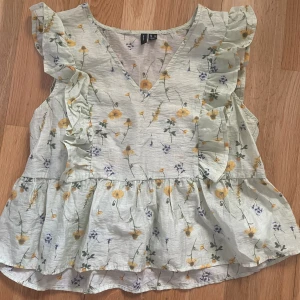 sommrig volang topp - ljusgrön, blommmig och sommrig topp från veromoda i strl M. Bara använd två gånger 💚🌸