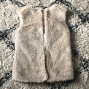 Pälsväst - Jättefin pälsväst! Det står tyvärr inte vad det är för storlek men skulle tro att det är storlek s eller m! Hör av er vid frågor eller intresse💕💕