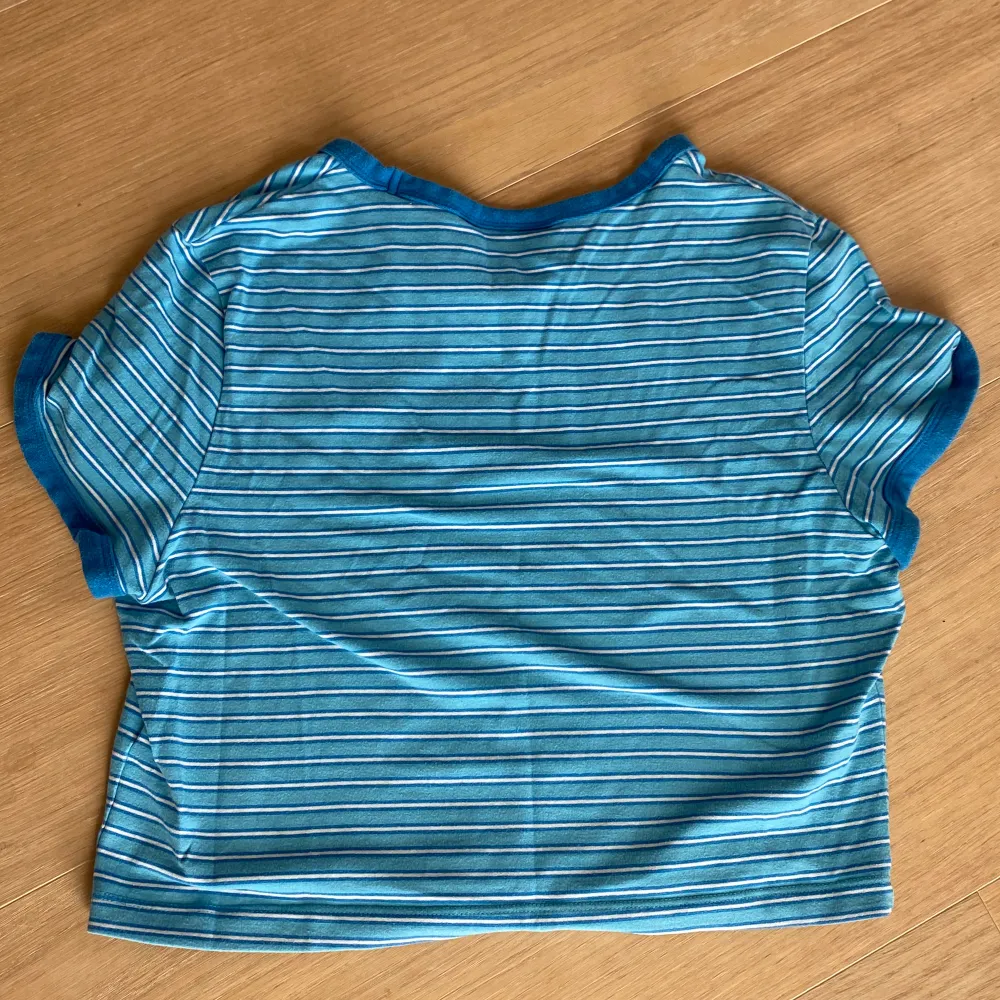 Weekday T-shirt i modell Gemini. Storlek L ( funkar även mycket bra som M). Använt väldigt fåtal gånger så är i väldigt bra skick. Superfin somrig blå färg🦋💙. T-shirts.