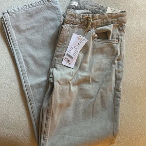 Gråa lågmidjade jeans - helt nya har testat men dom var för små