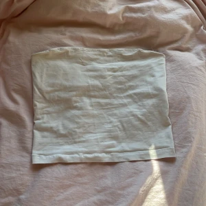 Tubtopp  - Säljer denna tubtopp från Gina🩷 köpt här på plick men säljer då den va lite stor på mig