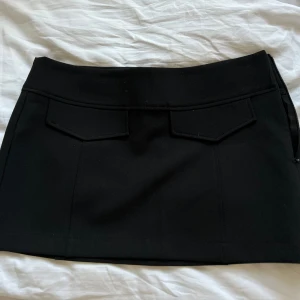 Lågmidjade minikjol - Storlek S, älskar den men är för stor 😞✨aldrig använt