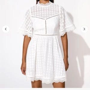 Klänning By Malina  - Modell: Claire mini lace dress  Aldrig använd, ny pris : 2599kr Perfekt som en studentklänning eller extra fin sommarklänning!  Strl: S 