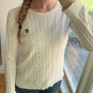 Vit stickad tröja - Jättesöt stickad tröja från bondelid. Säljer pga att jag har många liknande tröjor. Passar perfekt för mig som är 163! Nypris 699 kr. Pris kan absolut diskuteras