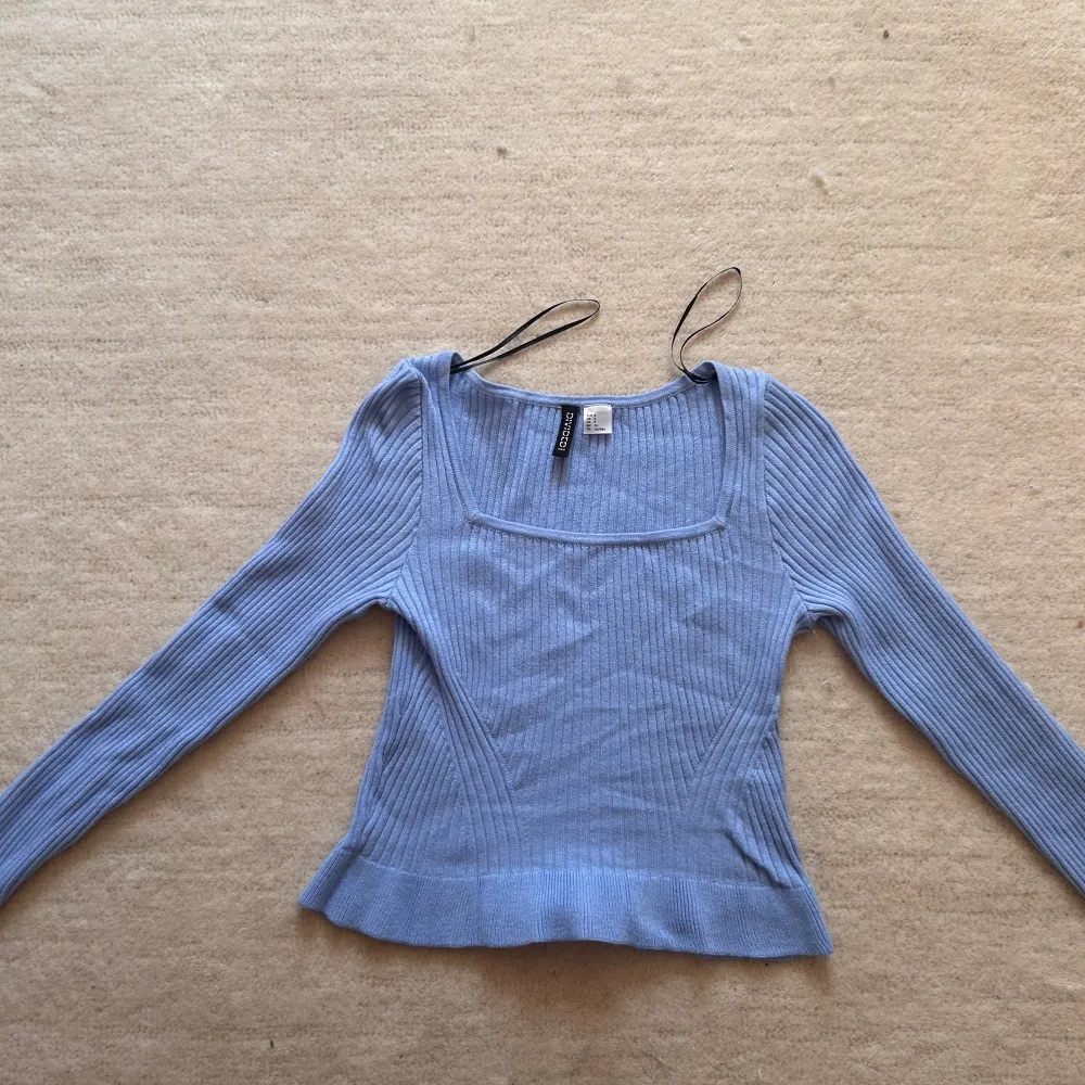 En blå tröja från H&M som inte blev använd och är väldigt bra skick 💙💙. Tröjor & Koftor.