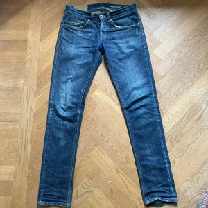 Dondup jeans - SÄNKT PRIS! Tja! Säljer mina snygga dondup jeans i modellen ”George”. Byxorna har färgstänk och slitningar från fabrik. Nypris ca 3000kr, mitt pris är 550kr!  Skriv till mig vid frågor och funderingar 