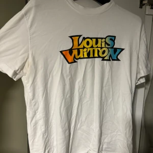 LOUIS VUITTON T-SHIRT - Storlek M. Tröjan är köpt på LV butik i paris.  Använt den ett par gånger så skicket är 8/10. Rensar garderoben så vid snabbaffär går priset att disskutera