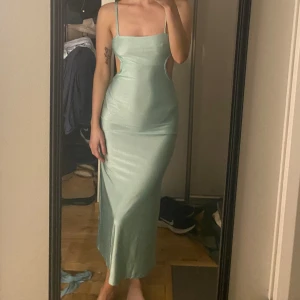 Klänning - Använd kanske en gång 