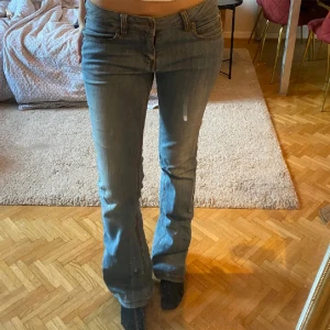 Lågmidjade Jeans - Lågmidjade jeans passar 36