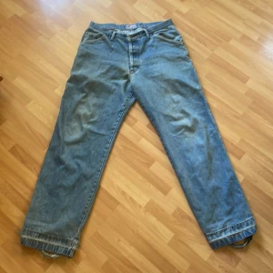 Baggy Jeans  - Baggy blåa alternativa jeans med skador längst ned 