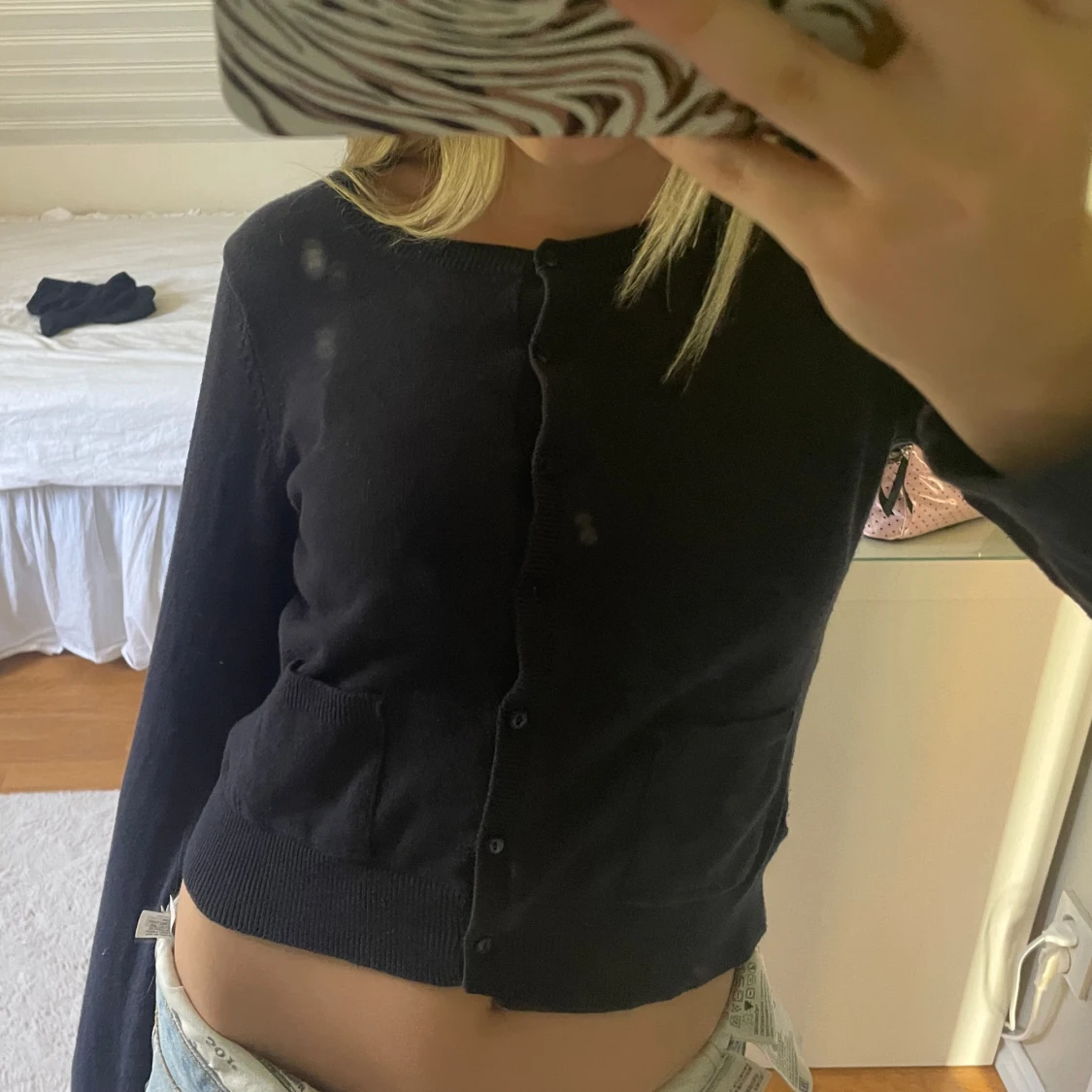 Stickad kofta med fickor 