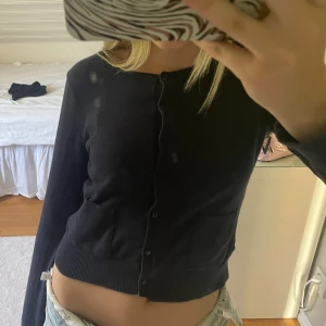 Stickad kofta med fickor  - Super fin stickad kofta med söta fickor ifram!  Storlek xs