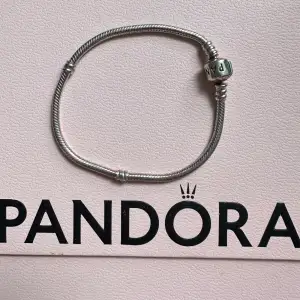 Ett armband från Pandora, jättevacker ifall man gillar Pandora smycken samt väldigt fint med berlocker som man kan ha på   Nypris: 649kr   Mitt pris: 299kr