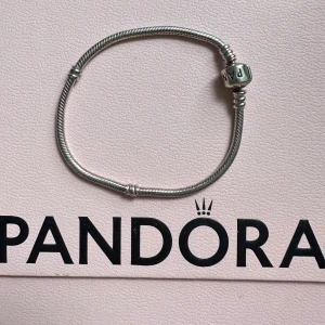 Pandora armband  - Ett armband från Pandora, jättevacker ifall man gillar Pandora smycken samt väldigt fint med berlocker som man kan ha på   Nypris: 649kr   Mitt pris: 299kr