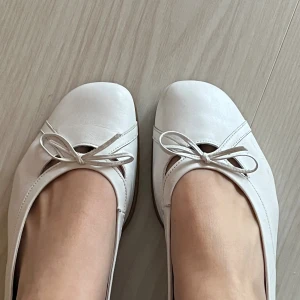 Vita ballerina i äkta läder från Gabor - Använt men bra skick när dem är på syns bara normalt slitage 🥰 Storlek 38 men lite stora i storlek så passar 38,5 upp mot liten 39:a och jag som har 38a har haft sula i dem så har dem suttit bra.  Äkta läder   Nya garbor ballerina kostar ca 1400 kr  