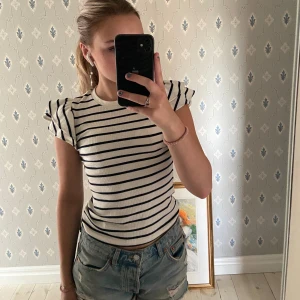 Randig topp  - Sthlm stil randig topp som är len och bekväm. Söt till sommaren🌸