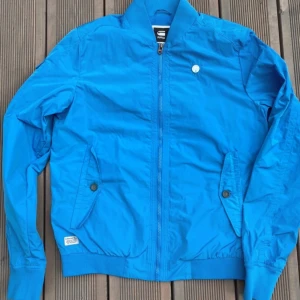 G-Star - G-Star jacka - Helt ny och oanvänd Hej vänner, Jag säljer en helt ny och oanvänd [G-Star] jacka . Storleken på skjortan är [M]. 