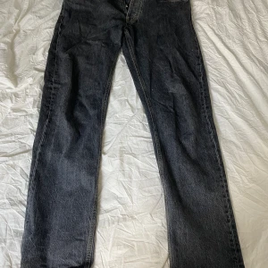 Karve svarta jeans - Fint skick Raka jeans från Karve, W33 Personen på bilden är 191 cm