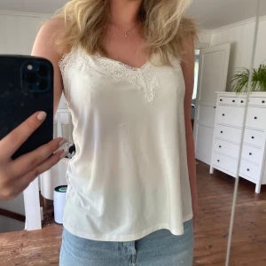 Vit linne  - Jättegulligt linne som kommer vara perfekt nu till sommaren! 🌸 Enda defekten som finns är en repa som syns på bilden. Storlek L men sitter bra på mig som är M.