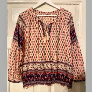 Fin boho blus stl 40 från indiska  - Super härlig blus/topp i stl 40 (M) från indiska. Härlig bohemisk stil ivägskickad kvalitet av mjuk luftig bomull Fint skick!