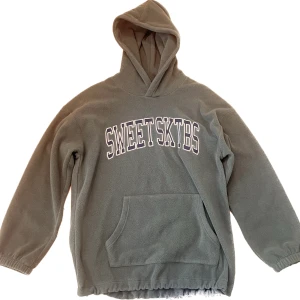 SWEET SKTBS Hoodie - Säljs då den inte har kommit till användning, nästan nyskick då jag bara använt den max 5 gånger. Nypris 800kr, storlek M 🔥🛹