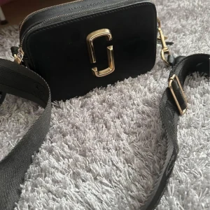 Marc Jackobs väska - Jätte fin väska men har problem vid sidorna men man kan använda ändå eller fixa hos skräddaren .