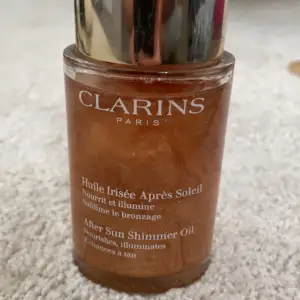 En after sun shimmer oil från Clarins Paris och säljer eftersom den inte har kommit till användning. Nästan hela produkten kvar!