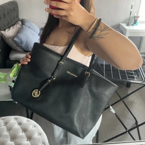 Michael kors väska  - Fin väska som tyvärr inte kommer till användning längre Nypris: 3000kr🩷