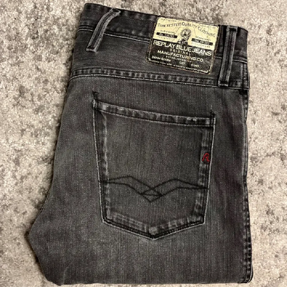 Replay Anbass jeans  Tjena! Säljer nu ett par Replay jeans | Skick 9/10 mycket bra | Nypris ca 1800kr | Mitt pris 499kr | Kom gärna pm vid frågor eller funderingar | Postas eller möts upp i Kungsbacka !. Jeans & Byxor.