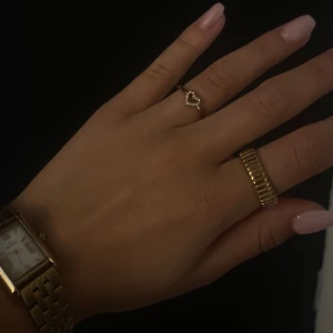 Edblad ring i guld - Supersnygg ring från Edblad, guldpläterad i storlek 19,5! Använd en gång och säljer pga för stor.. därav nyskick🤩