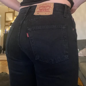 Levis 501 - Levi’s 501 i black, 100% bomull & strl 28/32. Den klassiska modellen Mid high midja, straight leg samt åtsittande vid lår. Secondhand men väldigt bra skick. 