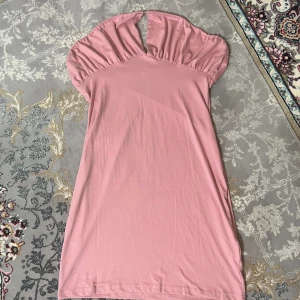 Klänning - Off shoulder klänning/tubklänning i den finaste rosa färgen🩷 Nyskick! Storlek L, men passar också de som vanligtvis bär mindre storlekar🩷