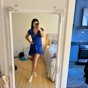 skön klänning - prislapp kvar M/L i storlek 