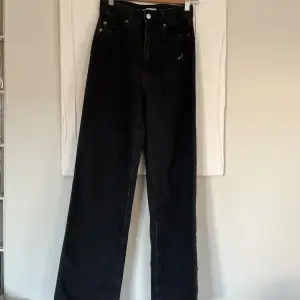 Nya, svarta highwaist jeans i storlek 36. Snygga slitningar. Aldrig använda 🥰innerbenslängd ca 78 cm. Nypris 299 kr. 