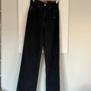 Svarta jeans - Nya, svarta highwaist jeans i storlek 36. Snygga slitningar. Aldrig använda 🥰innerbenslängd ca 78 cm. Nypris 299 kr. 
