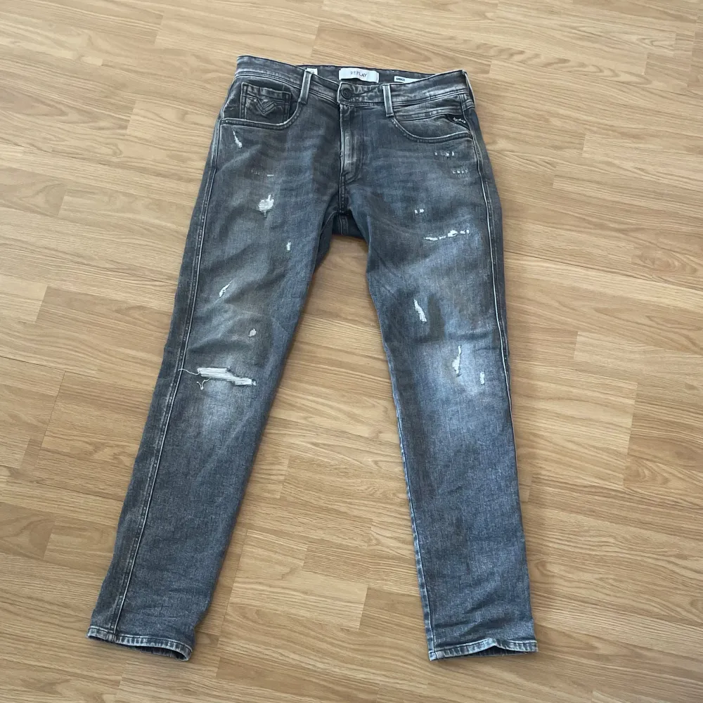 Model: ANBASS slim fit 30x32 Färg: mörk grå Skick: nytt Pris: 749. Jeans & Byxor.