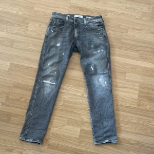 Replay jeans - Model: ANBASS slim fit 30x32 Färg: mörk grå Skick: nytt Pris: 749