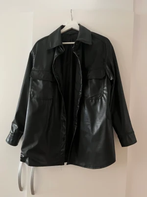 Oversized tunn skinnjacka  - Tunn oversized skinnjacka från NA-KD, använd endast 1-2 gånger 